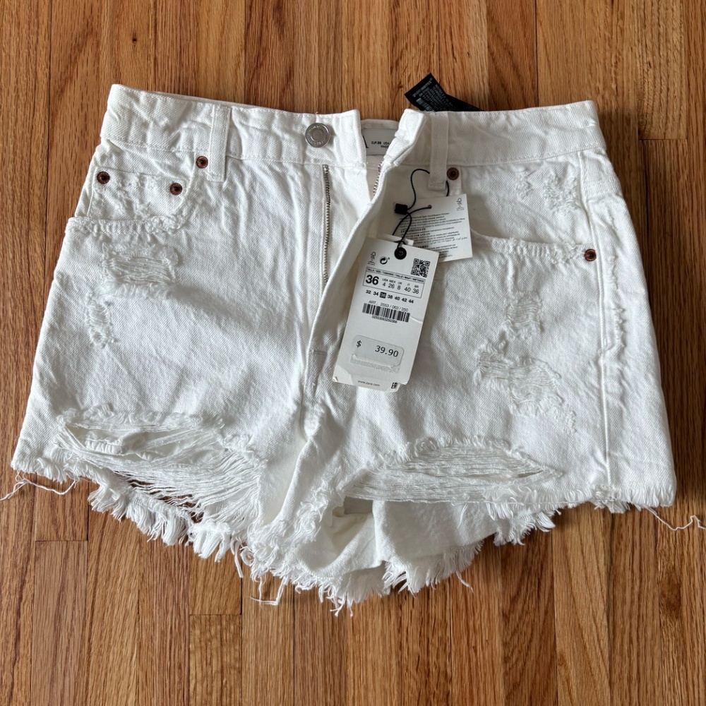 ZARA White Distressed Denim Shorts – Size 4 | NWT